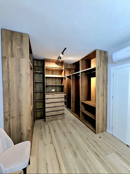 Tirane, jepet me qera apartament 2+1 Kati 4, 110 m² 1.000 € (porcelan)