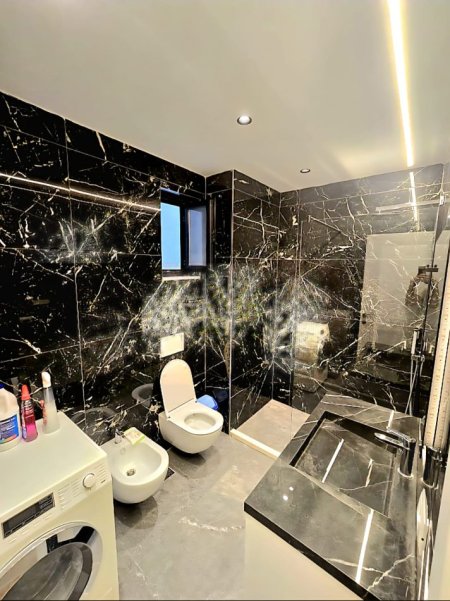 Tirane, jepet me qera apartament 2+1 Kati 4, 110 m² 1.000 € (porcelan)