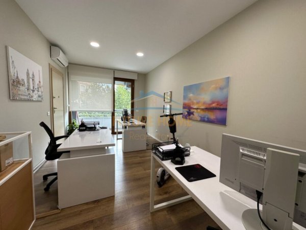 Tirane, jepet me qera zyre Kati 2, 187 m² 3.000 € 