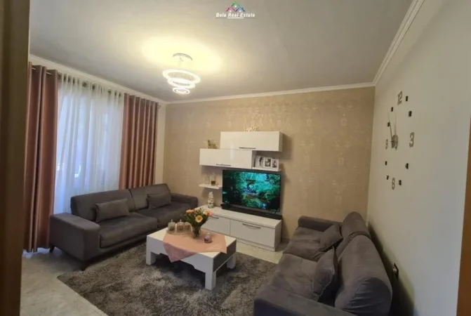 Tirane, jepet me qera apartament 1+1+Ballkon Kati 5, 70 m² 550 € (gjimnazi cajupi)