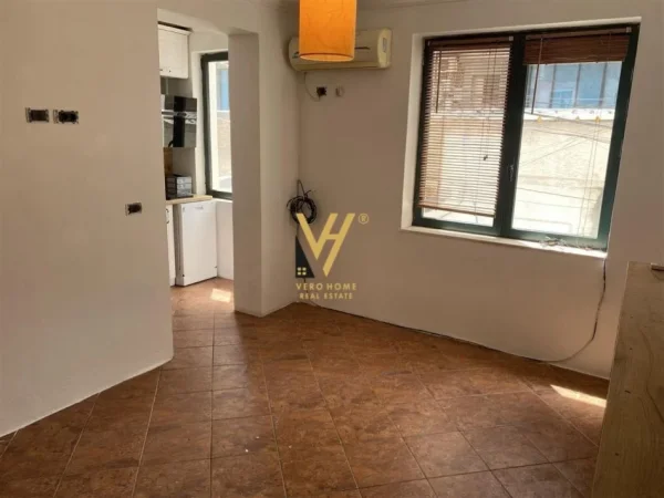 Tirane, jepet me qera zyre Kati 2, 50 m² 650 € (BLLOKU)