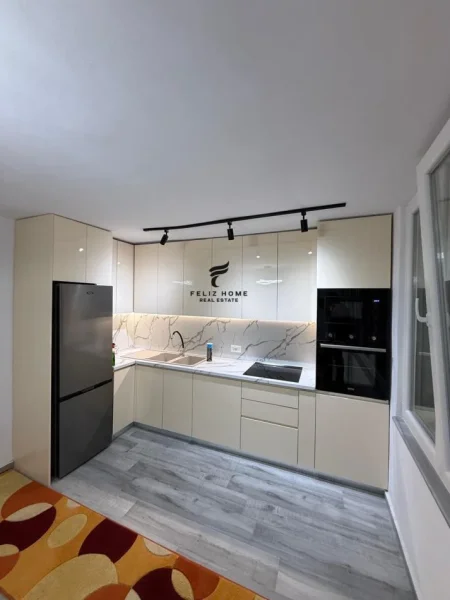 Tirane, jepet me qera apartament 2+1 Kati 2, 98 m² 550 € (ALI DEMI)