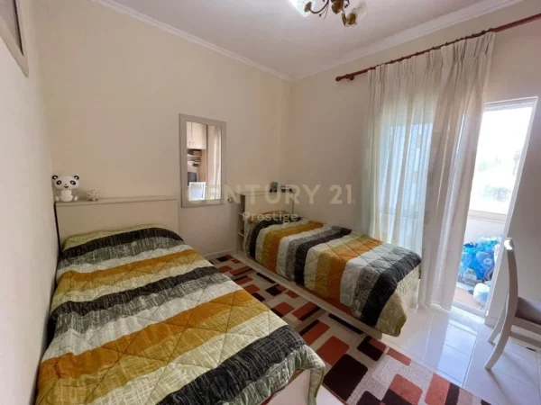 Tirane, jepet me qera apartament 3+1+Ballkon Kati 2, 225 m² 550 € (Sauk)