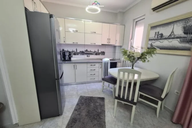 Tirane, jepet me qera apartament 1+1 Kati 5, 70 m² 550 € (Rruga Kongresi i Manastirit)