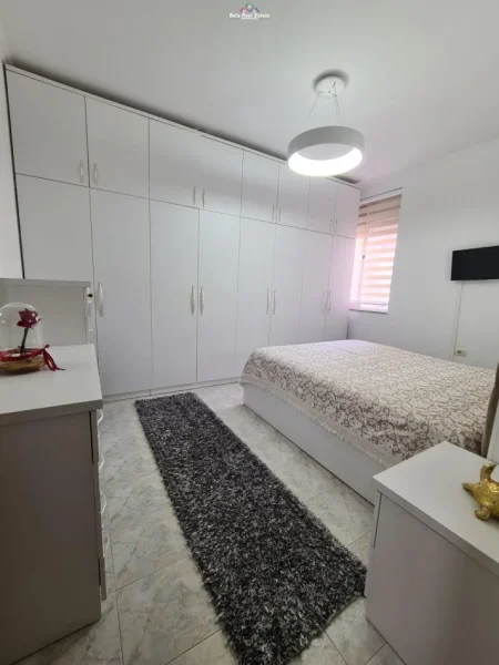 Tirane, jepet me qera apartament 1+1 Kati 5, 70 m² 550 € (Rruga Kongresi i Manastirit)