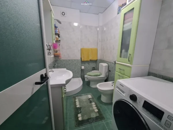 Tirane, jepet me qera apartament 1+1 Kati 5, 70 m² 550 € (Rruga Kongresi i Manastirit)