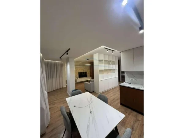 Tirane, jepet me qera apartament 2+1+Ballkon Kati 2, 120 m² 800 € (Kodra e Diellit)