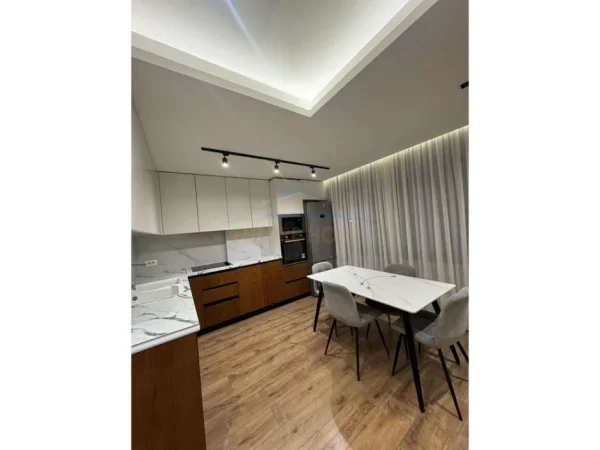 Tirane, jepet me qera apartament 2+1+Ballkon Kati 2, 120 m² 800 € (Kodra e Diellit)