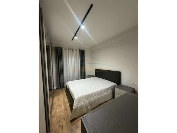 Tirane, jepet me qera apartament 2+1+Ballkon Kati 2, 120 m² 800 € (Kodra e Diellit)