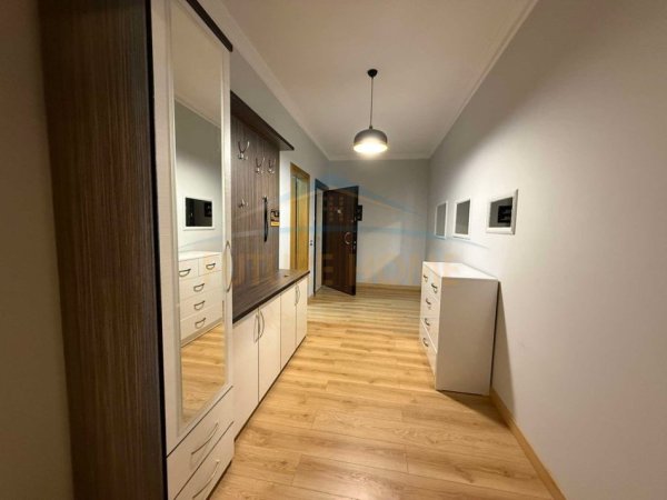 Tirane, jepet me qera apartament 3+1+Ballkon Kati 4, 134 m² 1.200 € (Liqeni i Thate)
