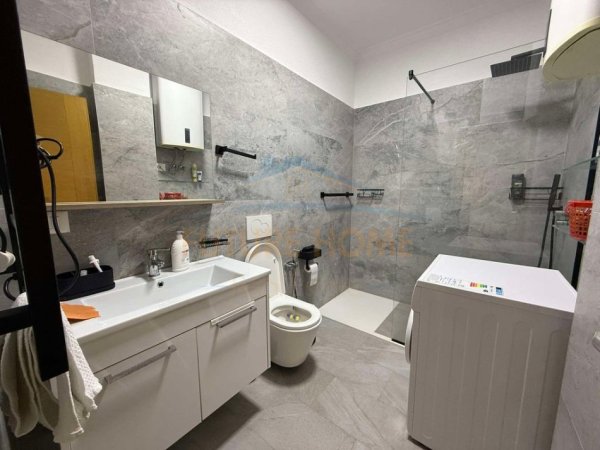 Tirane, jepet me qera apartament 3+1+Ballkon Kati 4, 134 m² 1.200 € (Liqeni i Thate)