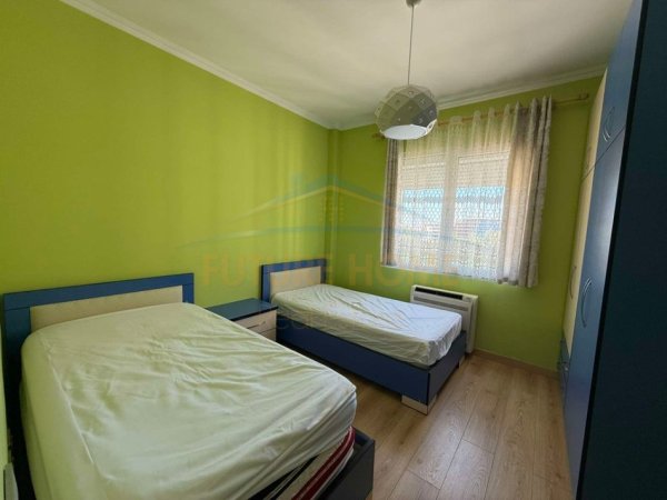 Tirane, jepet me qera apartament 3+1+Ballkon Kati 4, 134 m² 1.200 € (Liqeni i Thate)