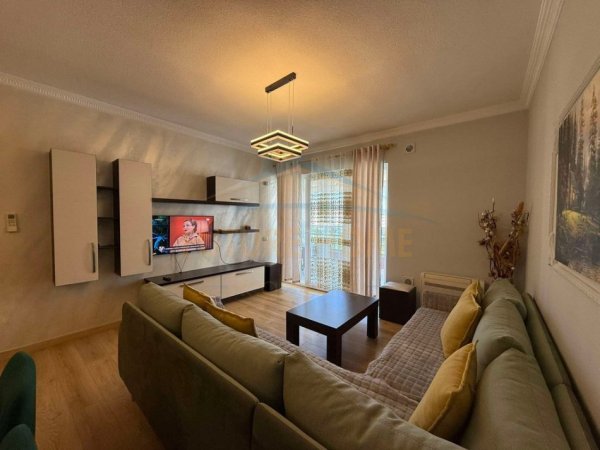Tirane, jepet me qera apartament 3+1+Ballkon Kati 4, 134 m² 1.200 € (Liqeni i Thate)