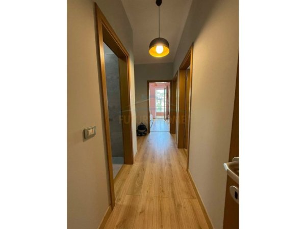 Tirane, jepet me qera apartament 3+1+Ballkon Kati 4, 134 m² 1.200 € (Liqeni i Thate)
