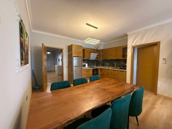 Tirane, jepet me qera apartament 3+1+Ballkon Kati 4, 134 m² 1.200 € (Liqeni i Thate)