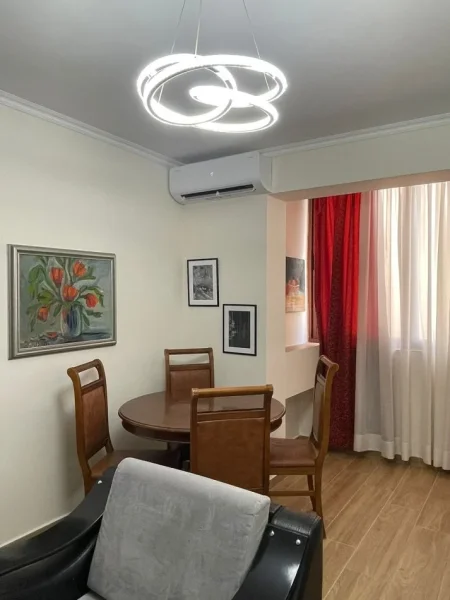 Tirane, jepet me qera apartament 2+1+Ballkon Kati 3, 77 m² 650 € 