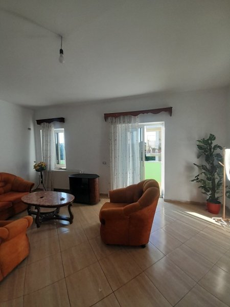 Tirane, jepet me qera Banesë 2+1+Ballkon, Vilë, Kati 3, 90 m² 500 € (Rruga Dibrës/Spitali Amerikan 2)