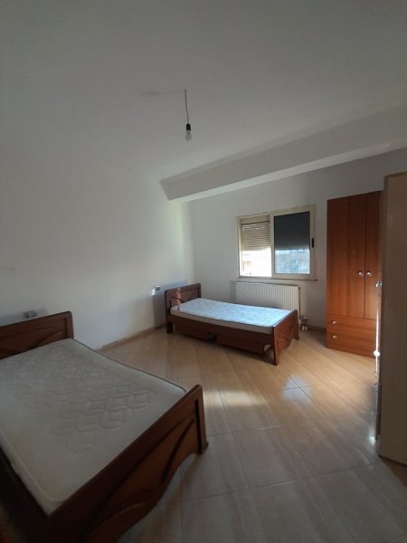 Tirane, jepet me qera Banesë 2+1+Ballkon, Vilë, Kati 3, 90 m² 500 € (Rruga Dibrës/Spitali Amerikan 2)