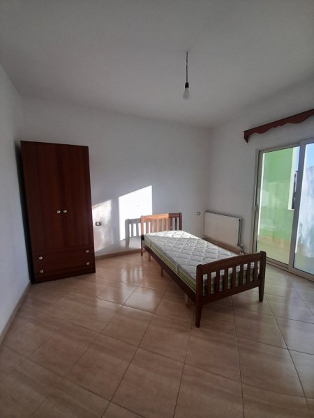 Tirane, jepet me qera Banesë 2+1+Ballkon, Vilë, Kati 3, 90 m² 500 € (Rruga Dibrës/Spitali Amerikan 2)