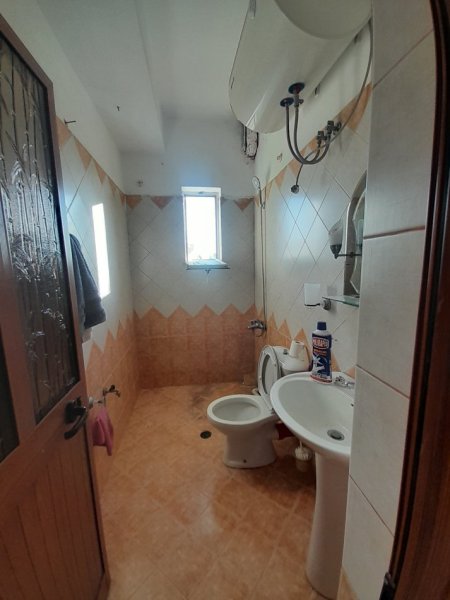 Tirane, jepet me qera Banesë 2+1+Ballkon, Vilë, Kati 3, 90 m² 500 € (Rruga Dibrës/Spitali Amerikan 2)