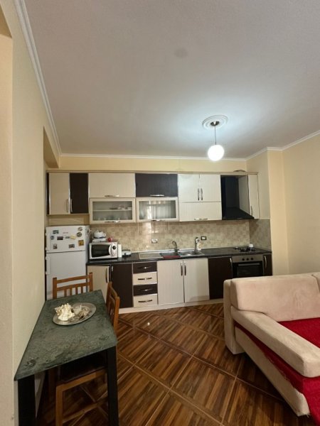Tirane, jepet me qera apartament 1+1+Ballkon Kati 3, 55 m² 361 € (E kompletuar). Rruga Sokrat Miho, perballe kompleksi Fratari)