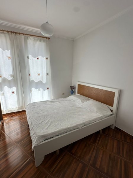 Tirane, jepet me qera apartament 1+1+Ballkon Kati 3, 55 m² 361 € (E kompletuar). Rruga Sokrat Miho, perballe kompleksi Fratari)