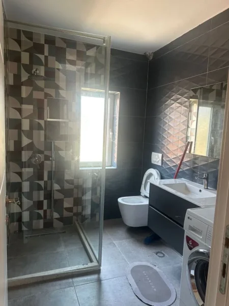 Tirane, jepet me qera apartament 3+1 Kati 4, 100 m² 800 € (Rruga e Durresit)