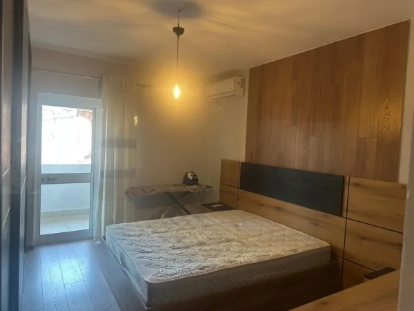 Tirane, jepet me qera apartament 3+1 Kati 4, 100 m² 800 € (Rruga e Durresit)