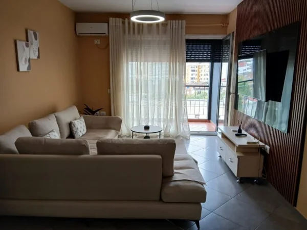 Tirane, jepet me qera apartament 1+1+Ballkon Kati 5, 75 m² 600 € (Jordan Misja)