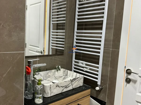 Tirane, jepet me qera apartament 2+1+Ballkon Kati 9, 105 m² 750 € (RRUGA KONGRESI I MANASTIRIT,XHAMLLIKU)