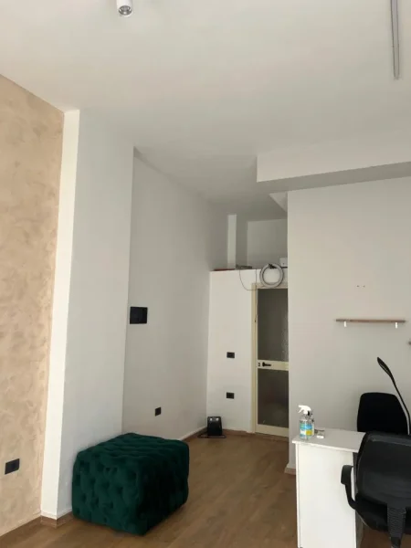 Tirane, jepet me qera ambjent biznesi , 30 m² 350 € 