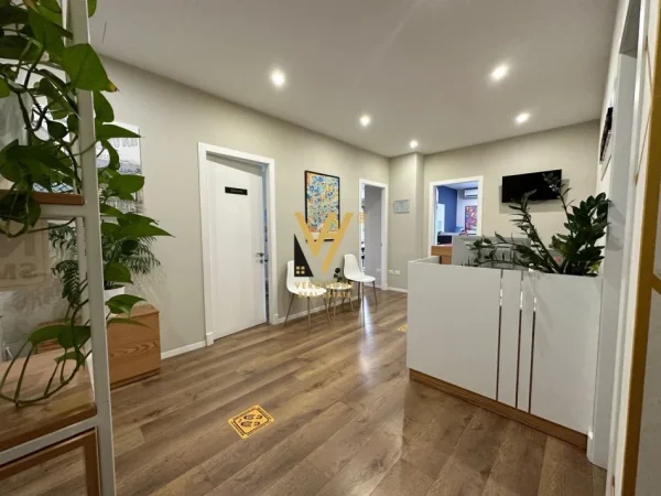 Tirane, jepet me qera zyre Kati 2, 187 m² 2.500 € (BULEVARDI GJERGJ FISHTA)