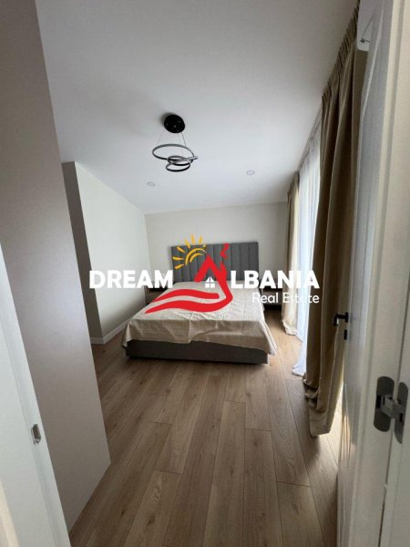 Tirane, jepet me qera Vile 4+1 , 200 m² 1.350 € (teg)