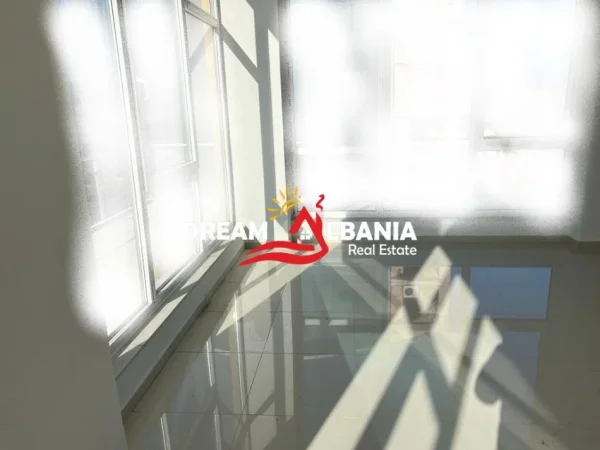 Tirane, jepet me qera ambjent biznesi Kati 5, 172 m² 1.300 € (prane Ish Stacionit te Trenit)