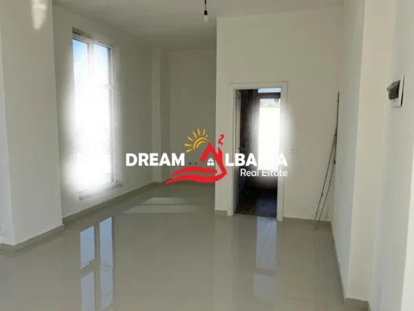 Tirane, jepet me qera ambjent biznesi Kati 5, 172 m² 1.300 € (prane Ish Stacionit te Trenit)