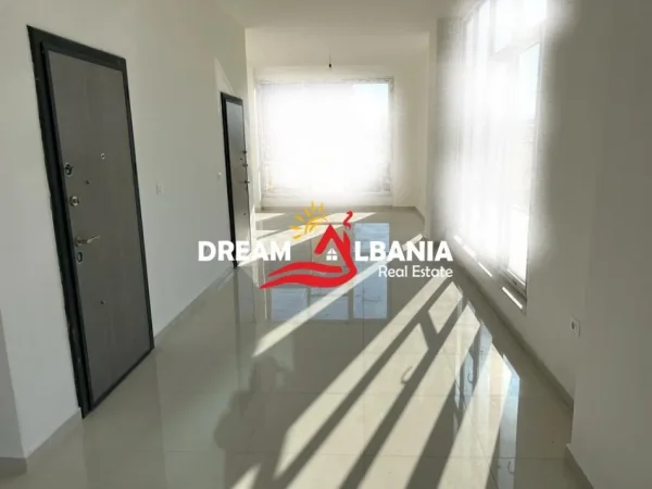 Tirane, jepet me qera ambjent biznesi Kati 5, 172 m² 1.300 € (prane Ish Stacionit te Trenit)