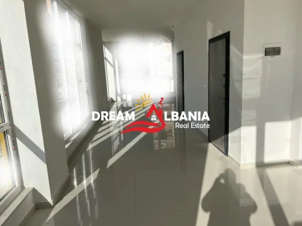 Tirane, jepet me qera ambjent biznesi Kati 5, 172 m² 1.300 € (prane Ish Stacionit te Trenit)