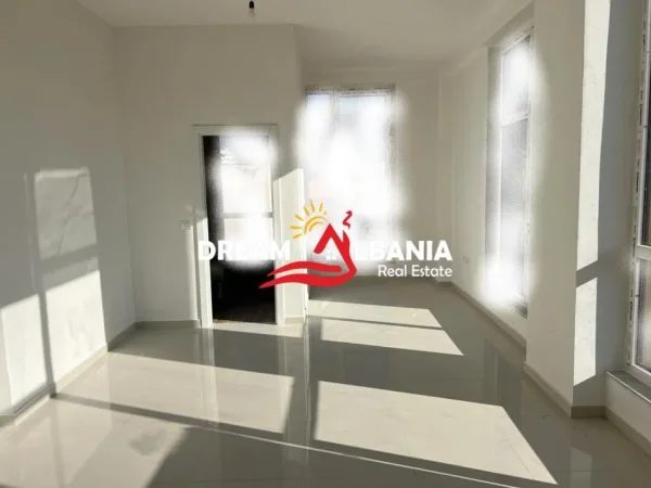 Tirane, jepet me qera ambjent biznesi Kati 5, 172 m² 1.300 € (prane Ish Stacionit te Trenit)