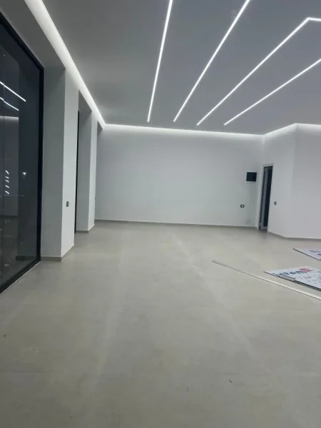 Tirane, jepet me qera zyre Kati 0, 90 m² 2.200 € 