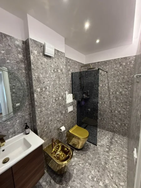 Tirane, jepet me qera apartament 2+1+Ballkon , 118 m² 900 € 