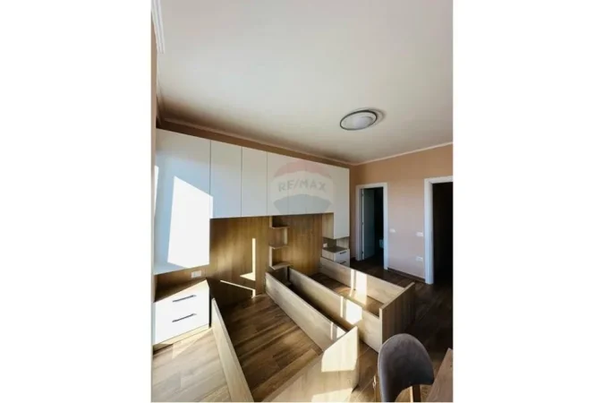 Shqiperi, jepet me qera apartament 2+1 Kati 9, 110 m² 750 € (Farnacia 10)