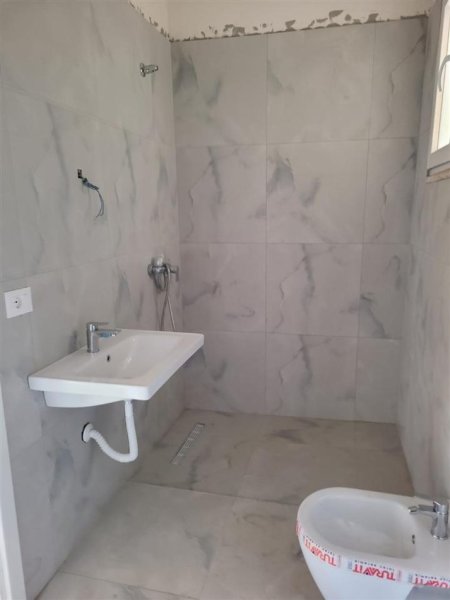 Tirane, jepet me qera apartament 2+1+Ballkon Kati 8, 90 m² 450 € (Trio Towers)