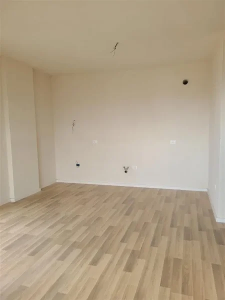 Tirane, jepet me qera apartament 2+1+Ballkon Kati 8, 90 m² 450 € (Trio Towers)