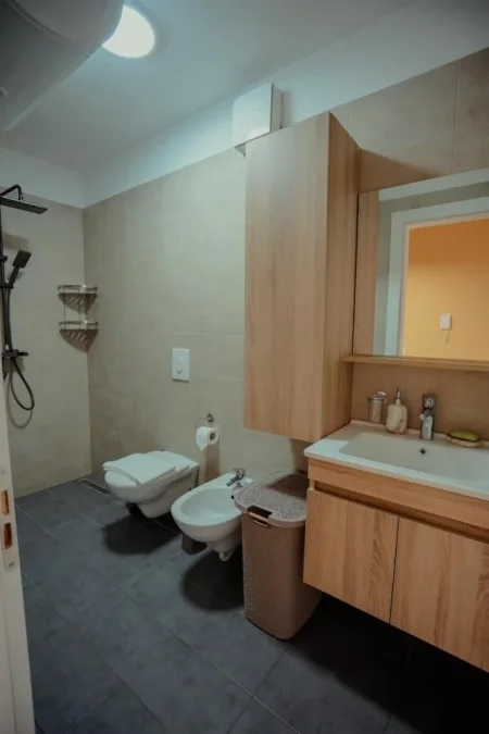 Tirane, jepet me qera apartament 1+1 Kati 5, 75 m² 600 € (rruga ana komnena)