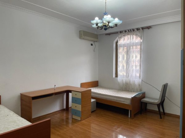 Tirane, jepet me qera apartament 2+1+Ballkon Kati 3, 140 m² 500 € (Rruga Ali Demi)