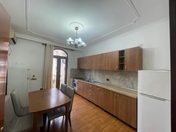 Tirane, jepet me qera apartament 2+1+Ballkon Kati 3, 140 m² 500 € (Rruga Ali Demi)