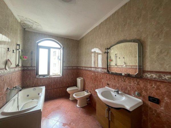 Tirane, jepet me qera apartament 2+1+Ballkon Kati 3, 140 m² 500 € (Rruga Ali Demi)