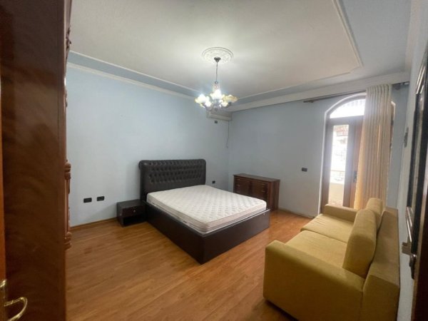 Tirane, jepet me qera apartament 2+1+Ballkon Kati 3, 140 m² 500 € (Rruga Ali Demi)