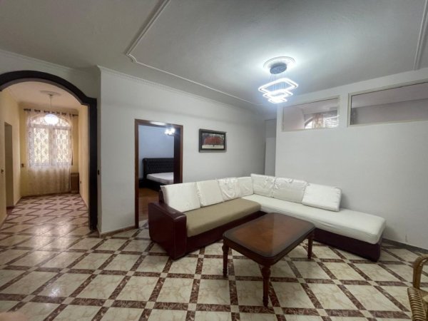 Tirane, jepet me qera apartament 2+1+Ballkon Kati 3, 140 m² 500 € (Rruga Ali Demi)