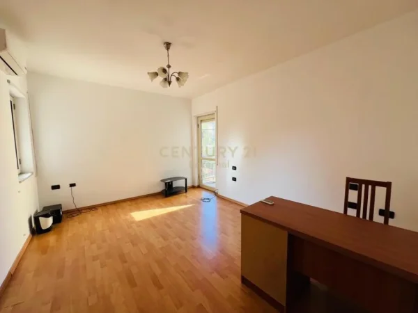 Tirane, jepet me qera zyre Kati 4, 150 m² 1.300 € (Prane Ambasades Amerikane)